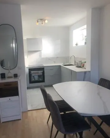 Beautiful And Quiet 1 Bedroom 10min From Paris Apartment *